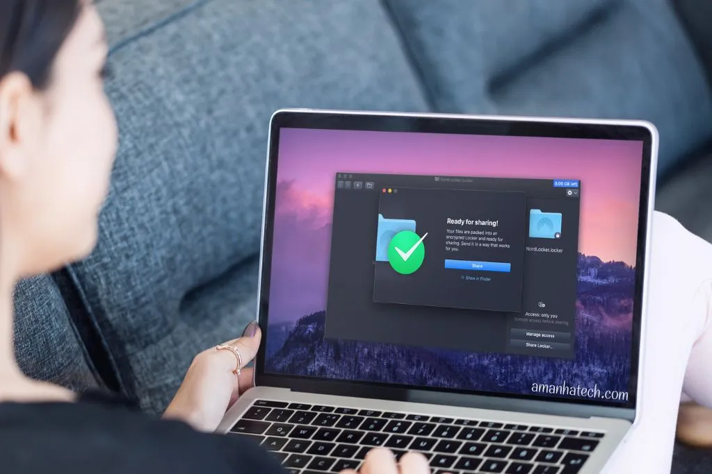 Mulher no computador acessando a melhor VPN
