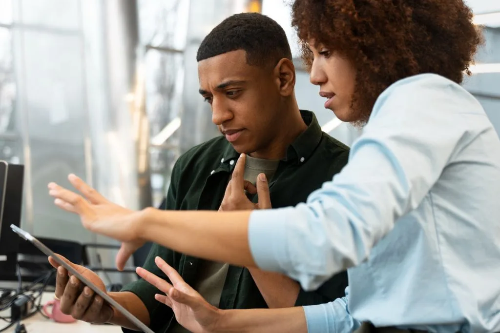 home e mulher usam Automação com IA nas Empresa para Reduzir Custos