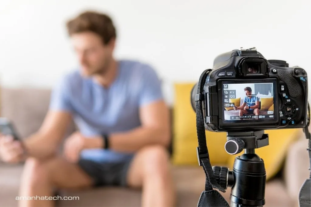 homem gravando um vlog e descobrindo Como viralizar no TikTok em 2025