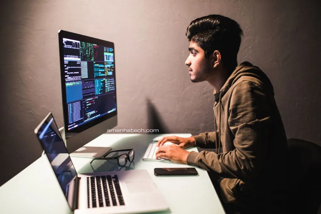 homem programando e se pergunta se freeCodeCamp vale a pena