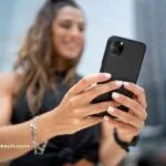 Mulher mexe no celular para descobrir omo monetizar TikTok em 2025