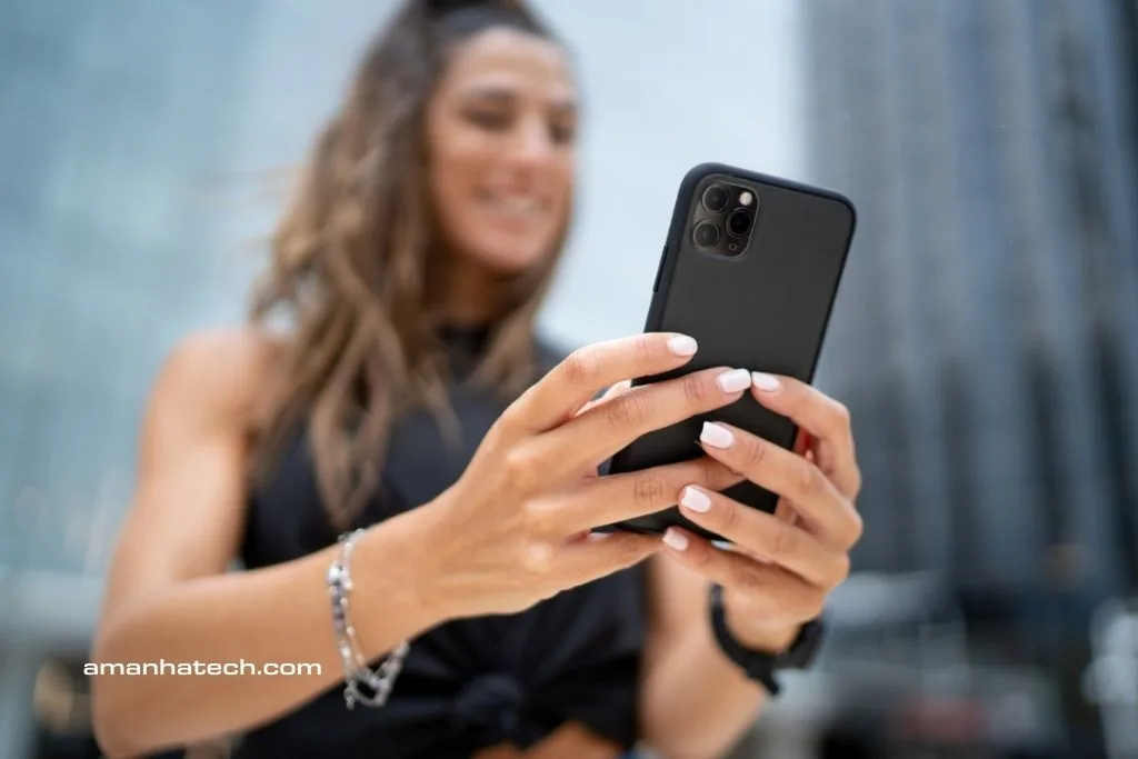 Mulher mexe no celular para descobrir omo monetizar TikTok em 2025