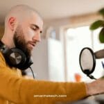 homem grava voz para editar com o ElevenLabs