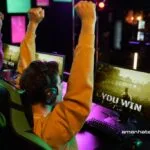 Dois homens ganhando jogos de programação